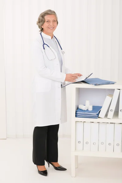 Senior doctor mujer stand en oficina retrato — Foto de Stock