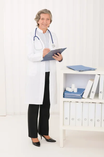 Starszy lekarz kobieta stoją w biurze portret — Zdjęcie stockowe