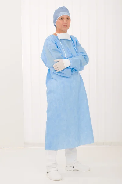 Starszy chirurg kobieta z operacji ubrania maska — Zdjęcie stockowe