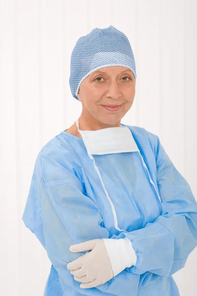 Senior Chirurg weiblich mit Operationskleidung Maske — Stockfoto