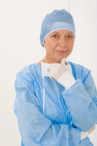 Chirurgien senior femelle avec masque de vêtements d'opération — Photo