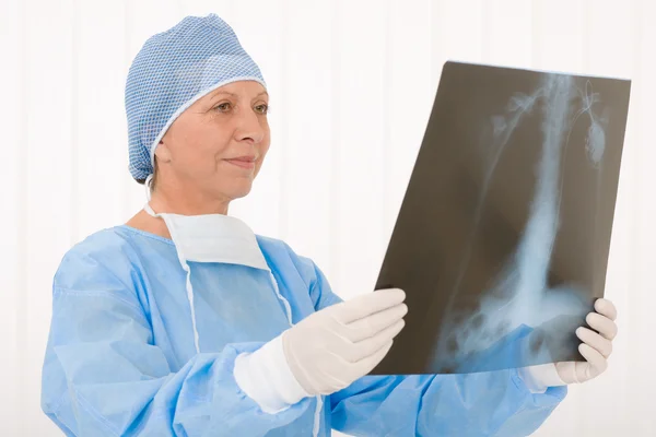 资深的军医女性持有 x 射线防护整体 — 图库照片