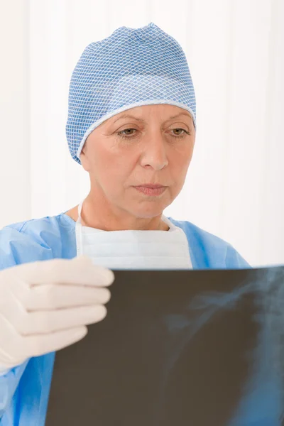 Senior kirurg kvinnliga håll röntgen skyddande övergripande — Stockfoto