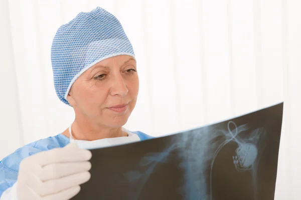 Cirujano mayor mujer mantenga rayos X de protección en general —  Fotos de Stock
