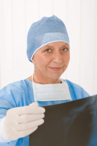 Cirujano mayor mujer mantenga rayos X de protección en general —  Fotos de Stock