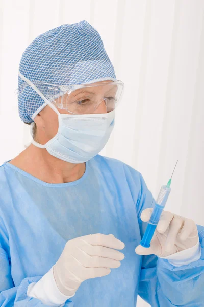 Senior Chirurg Frau halten Spritze Operation tragen — Stockfoto