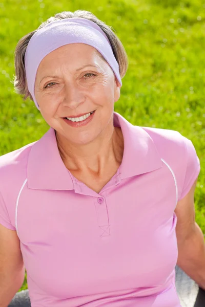 Senior mulher esportiva sorrindo fora retrato — Fotografia de Stock