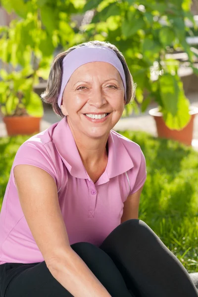 Sportliche Seniorin lächelt vor Porträt — Stockfoto
