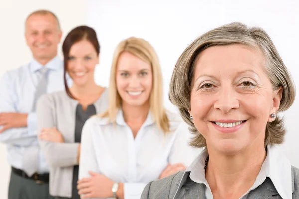 Equipe de negócios mulheres felizes em pé na fila — Fotografia de Stock