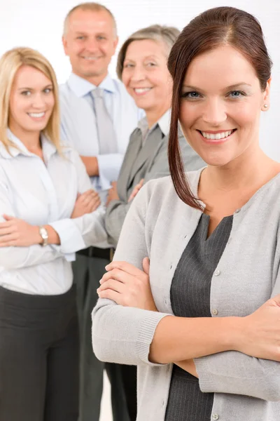 Бизнес-команда молодая женщина со зрелыми коллегами — стоковое фото