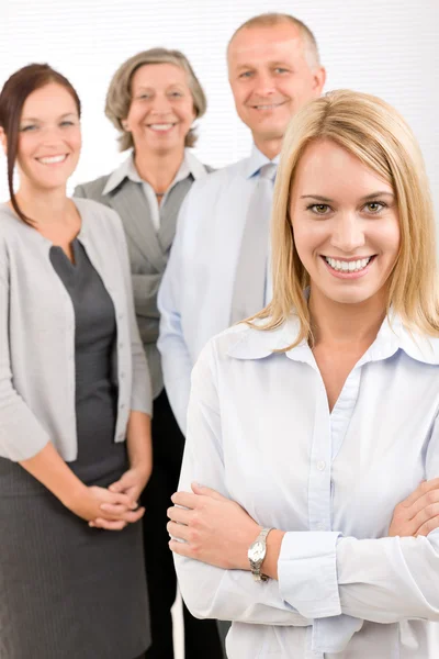 Business-Team junge Frau mit reifen Kollegen — Stockfoto