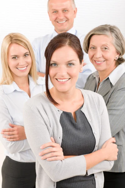 Business-Team junge Frau mit reifen Kollegen — Stockfoto