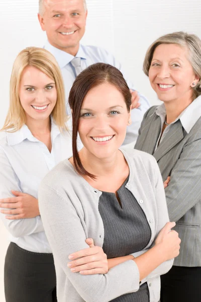 Equipe de negócios jovem mulher com colegas maduros — Fotografia de Stock