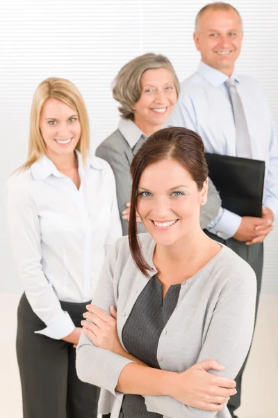 Equipe de negócios jovem mulher com colegas maduros — Fotografia de Stock