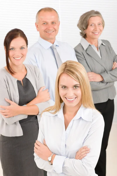 Business team giovane donna con colleghi maturi — Foto Stock