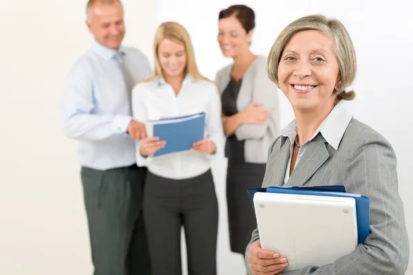 Business team senior kvinna med glada kollegor — Stockfoto