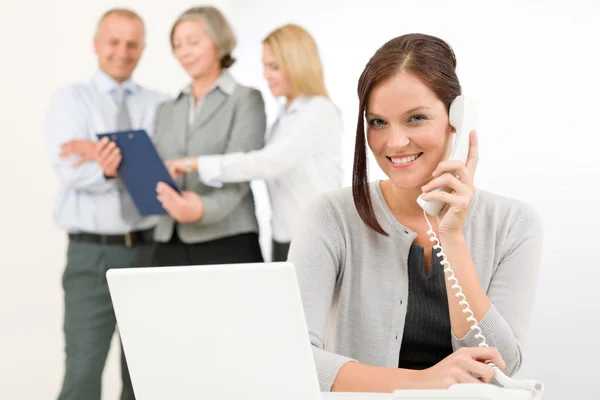 Üzleti csapat szép üzletasszony hívás telefon — Stock Fotó