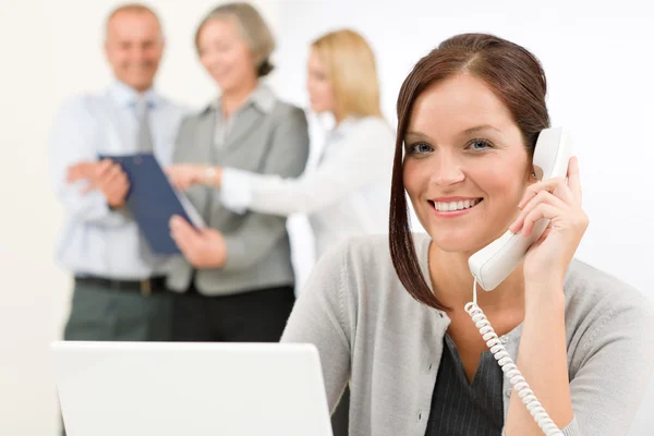 Obchodní tým krásná podnikatelka volající telefon — Stock fotografie