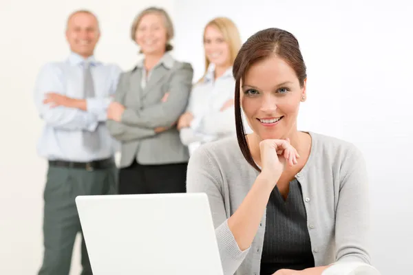 Affärskvinna ganska med kollegor diskuterar — Stockfoto