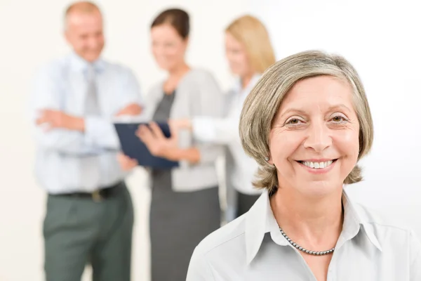 Business team senior kvinna med glada kollegor — Stockfoto