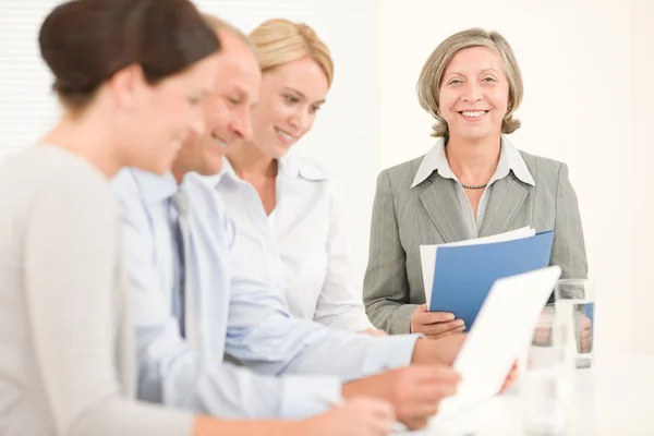 Zakelijke team mooie vrouwelijke ondernemers met collega 's — Stockfoto