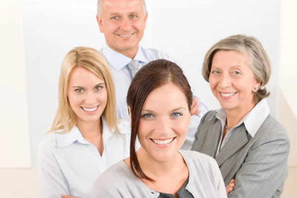 Business team ung kvinna med äldre kollegor Stockfoto
