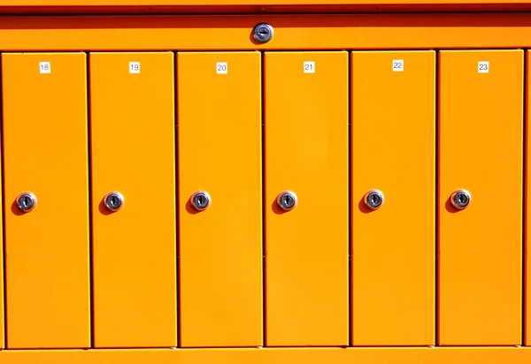 As caixas de correio feitas de aço têm fechaduras inoxidáveis — Fotografia de Stock