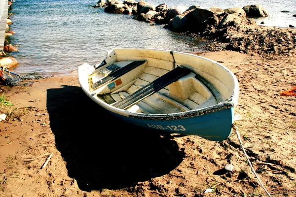 Båt på sandstrand på solig dag — Stockfoto