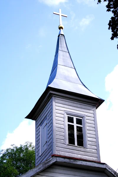 Torre della chiesa con croce illuminata sul tetto — Foto Stock