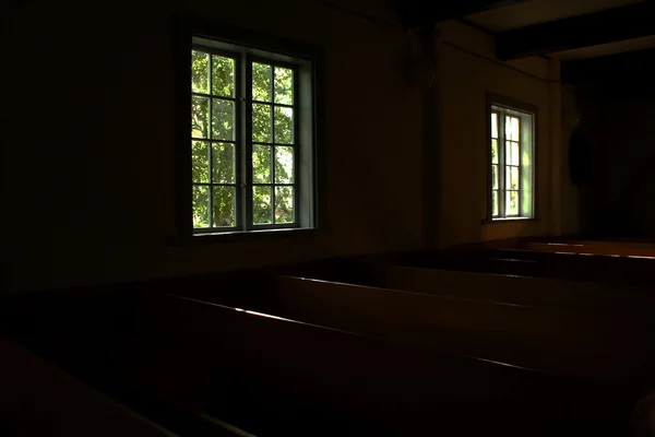 Mörka rum av kyrkan belyst av windows — Stockfoto