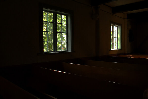 Темные комнаты церкви, освещенные окнами

