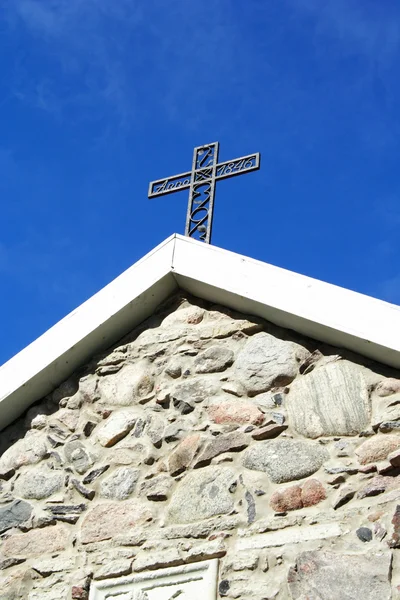 Croce di metallo sul tetto della vecchia chiesa — Foto Stock