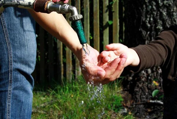 Ditrty kézmosás víz patak — Stock Fotó