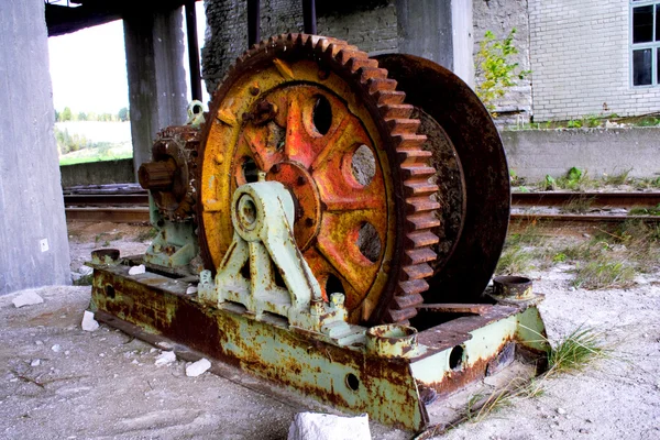 Σκουριασμένο άξονα ορυχείο μηχανισμό σκονισμένο επιτόπου — Φωτογραφία Αρχείου