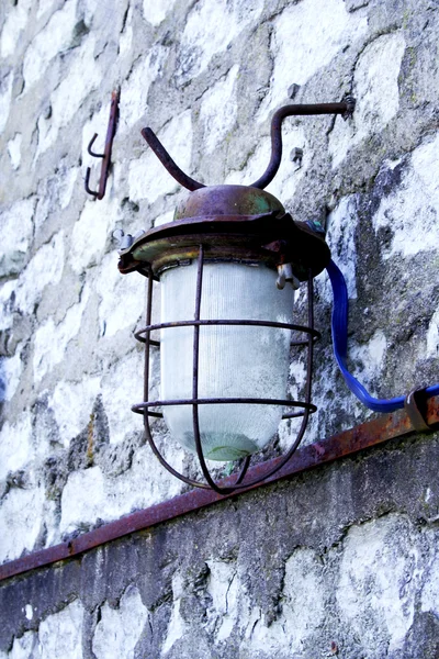 Уличная лампа висит на стене из кирпича — стоковое фото