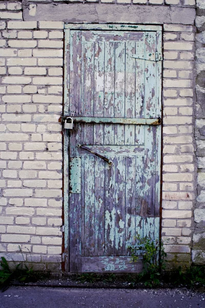 Porta da mina fechada por fechadura velha — Fotografia de Stock