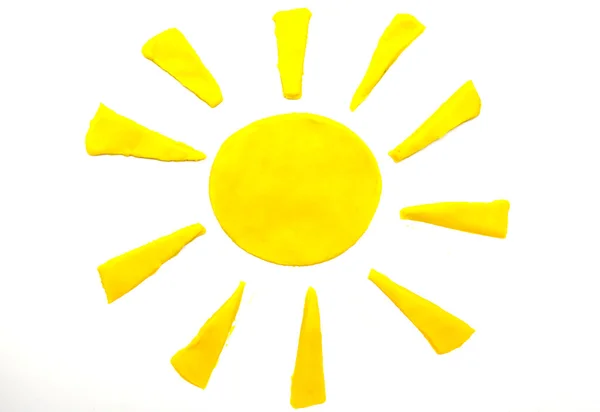 Sol amarillo pintado de plastilina sobre fondo — Foto de Stock