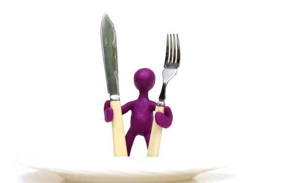 Marionetta viola di plastilina in piedi dietro il piatto — Foto Stock