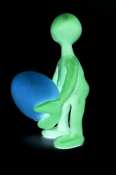 Stínované loutka Plastelíny drží jedno vejce — Stock fotografie