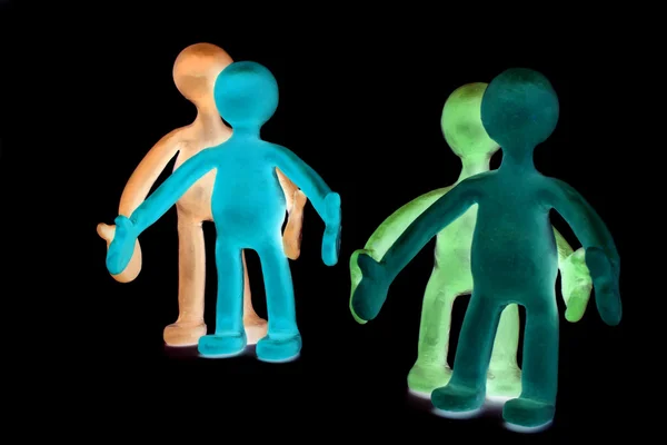 Пластиковые куклы стоят рядом друг с другом — стоковое фото