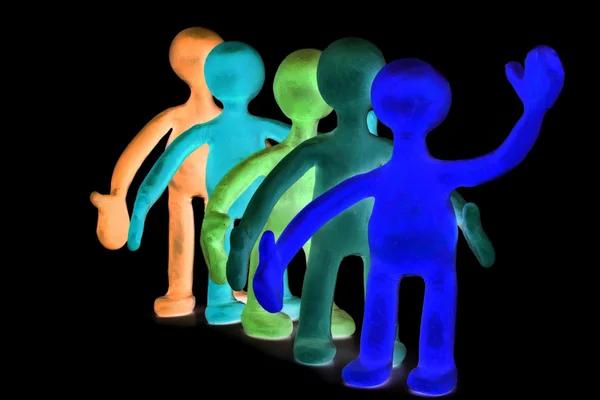Grupo de fantoches de plasticina assinando por mãos — Fotografia de Stock
