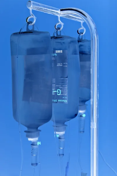Skuggade tre infusion flaskor hängande — Stockfoto