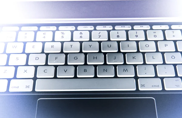 在白色背景上的笔记本电脑键盘方形的按钮 — 图库照片