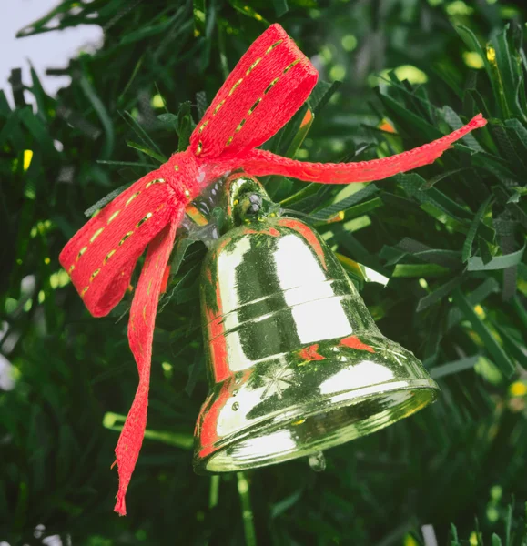 Gouden bell op de kerstboom — Stockfoto