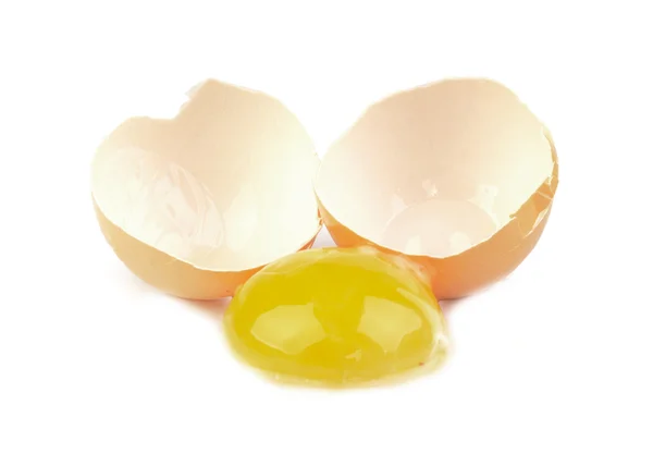 Złamane jaj na białym tle — Zdjęcie stockowe