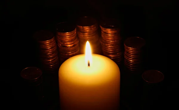 燃烧着的蜡烛和黄金硬币 — 图库照片
