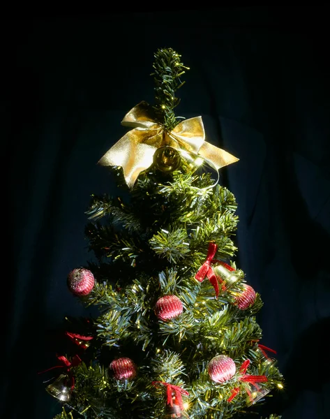 Weihnachtsbaum mit Girlanden — Stockfoto