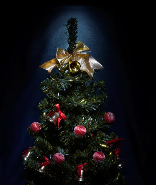 Kerstboom met slingers — Stockfoto