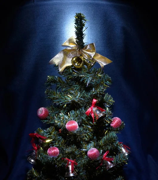 Weihnachtsbaum mit Girlanden — Stockfoto
