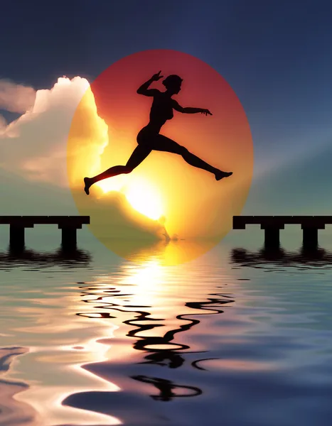 Жінка стрибає через прогалину — стокове фото